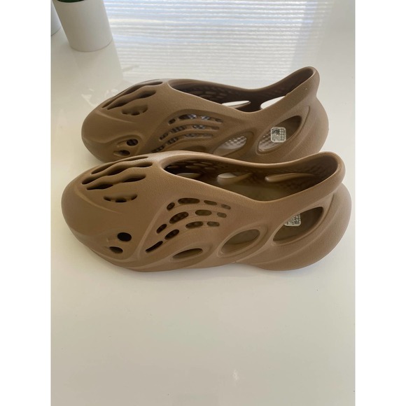 Yeezy Foam Runners Clay Taupe size 9